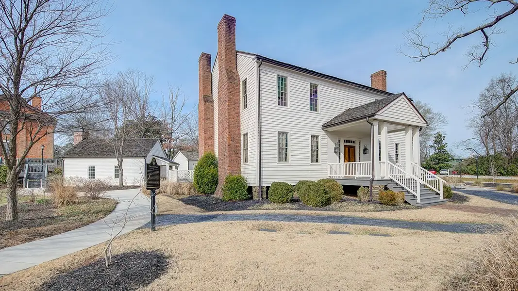 Exterior details of a home in Inverness at Sugarloaf, Lawrenceville (Image 8).