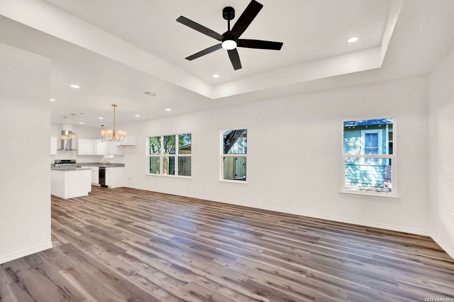 Spacious, unfurnished interior of a new home in , Hondo (Image 25).