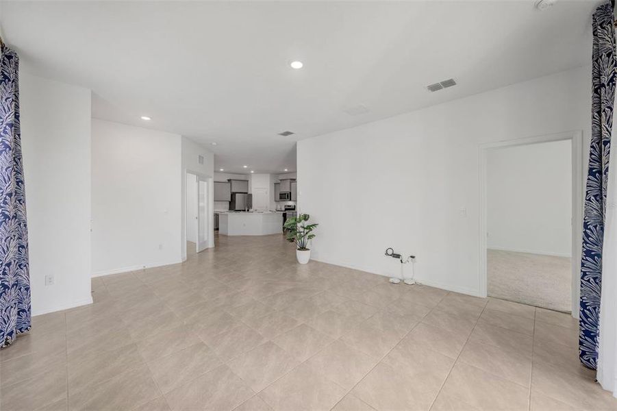 Spacious, unfurnished interior of a new home in Woodcreek, Wesley Chapel (Image 41).