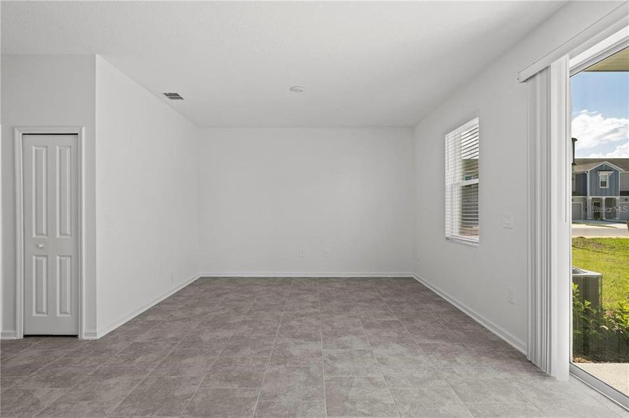 Spacious, unfurnished interior of a new home in , Davenport (Image 17).