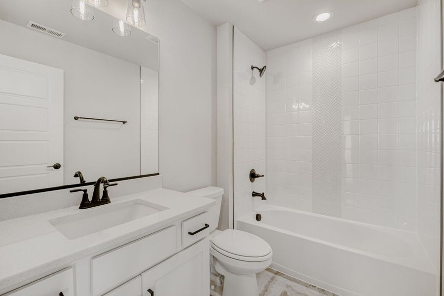 8022 Pennydale - Full Bathroom