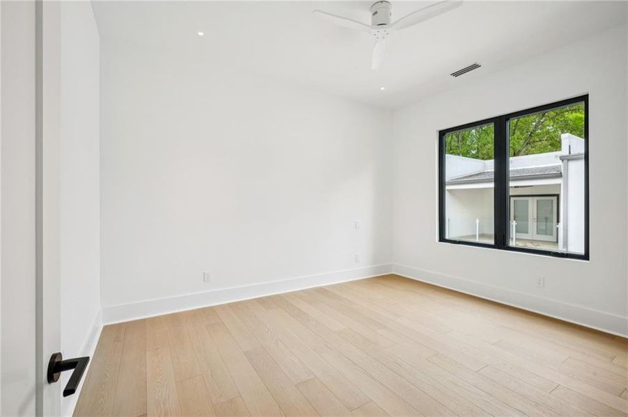 Spacious, unfurnished interior of a new home in , Brookhaven (Image 24).