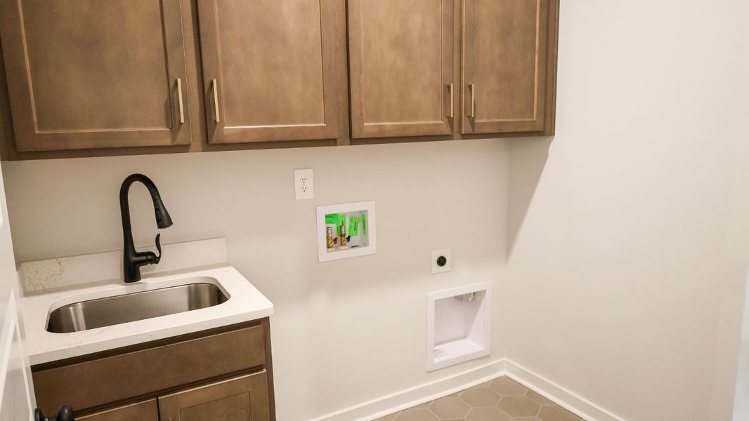 Representative interior finishes for a home built from the TISDALE by D.R. Horton in Harvest Point, Spring Hill (Image 19).