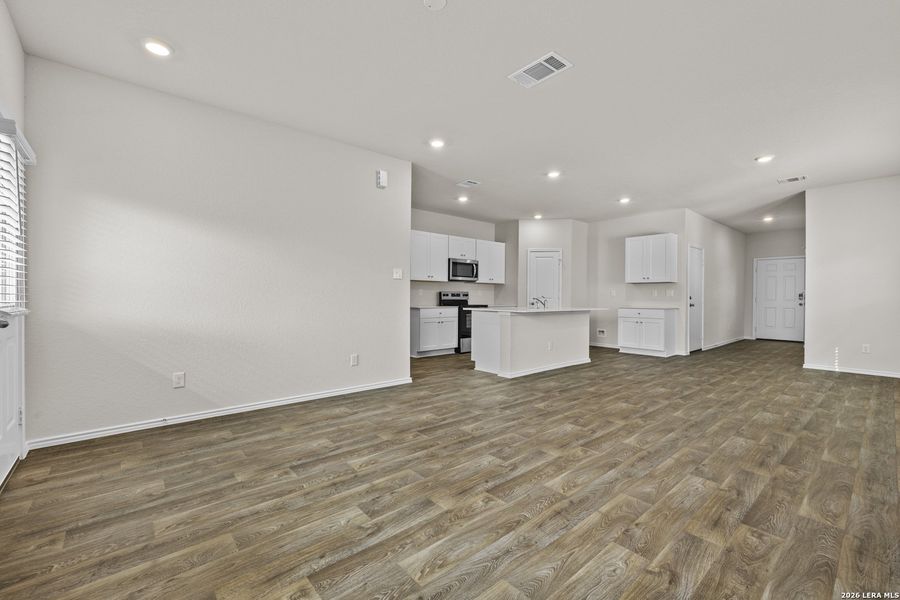 Spacious, unfurnished interior of a new home in Winding Creek, New Braunfels (Image 17).