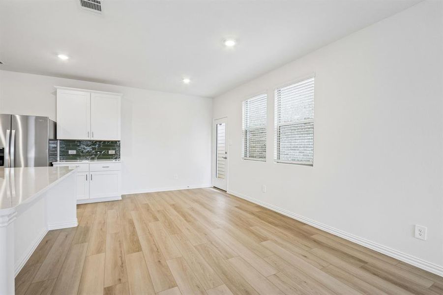 Spacious, unfurnished interior of a new home in Oak Ridge Park, Corinth (Image 28).