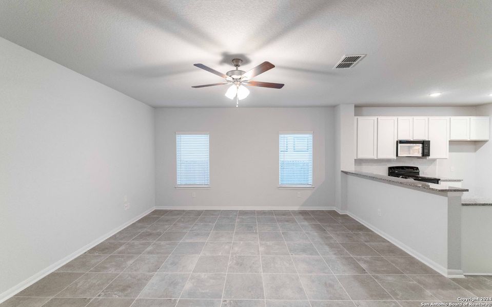 Spacious, unfurnished interior of a new home in Hannah Heights, Seguin (Image 6).