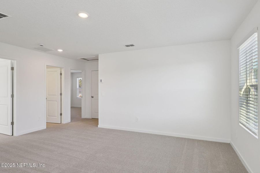 Spacious, unfurnished interior of a new home in Kings Preserve, Jacksonville (Image 38).