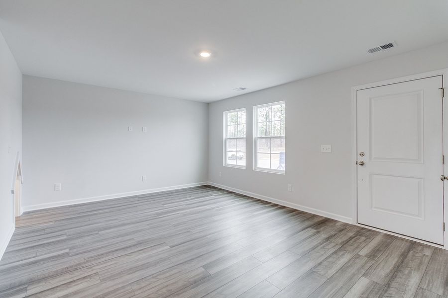 Spacious, unfurnished interior of a new home in Astoria, Columbia (Image 16).