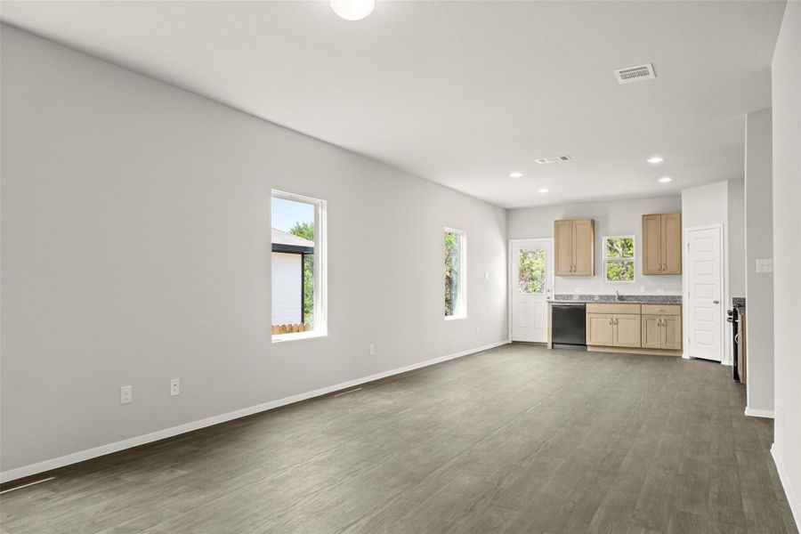Spacious, unfurnished interior of a new home in Cloverleaf, Austin (Image 14).