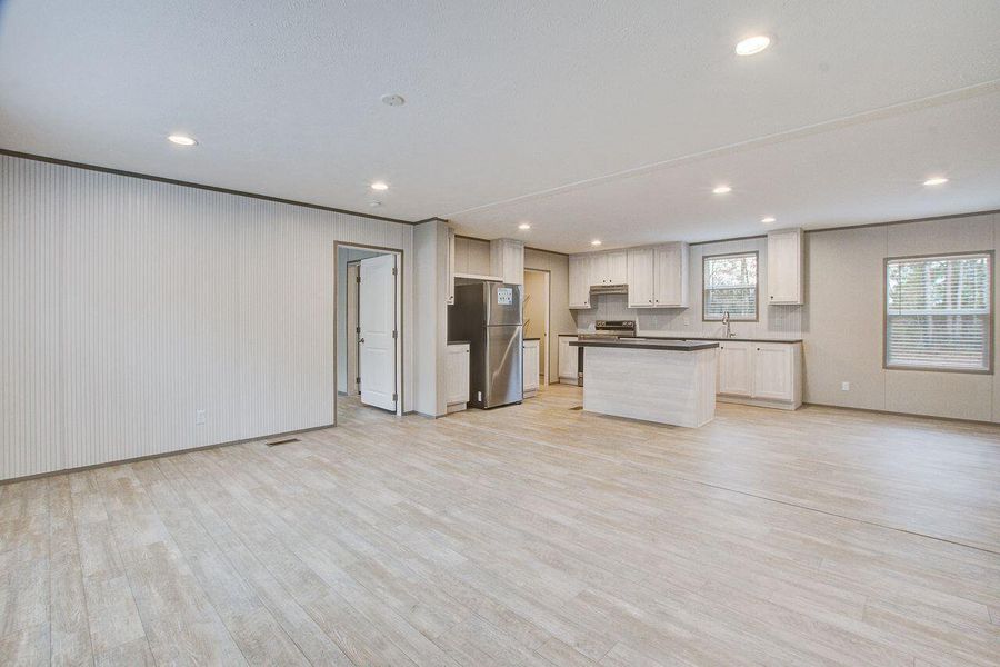 Spacious, unfurnished interior of a new home in , Walterboro (Image 11).