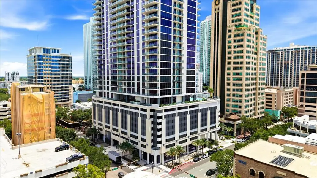 Condo located in St. Petersburg, FL showcasing its design and architecture (Image 41).