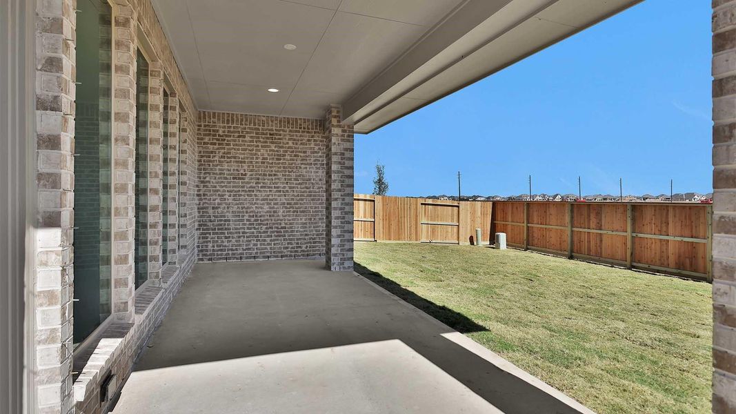 Exterior details and patio area of a home in Valencia 50', Manvel (Image 3).