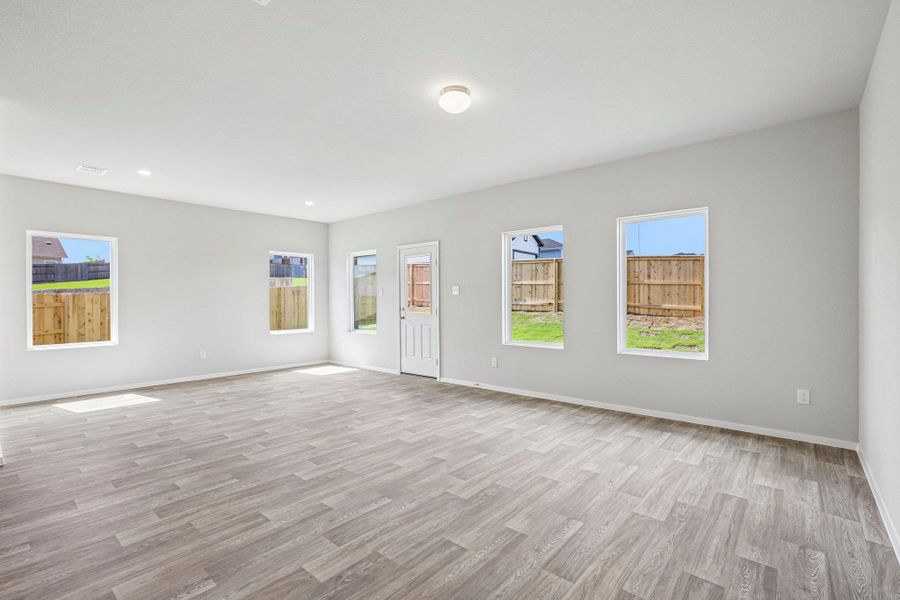 Spacious, unfurnished interior of a new home in Cloverleaf, Austin (Image 25).