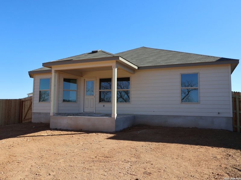 Exterior details and patio area of a home in Cinco Lakes, San Antonio (Image 19).