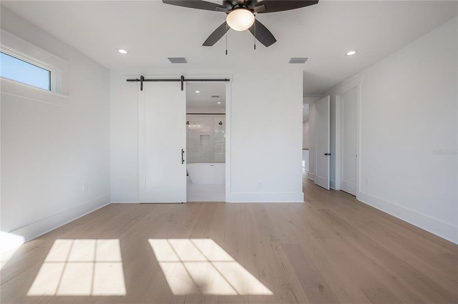 Spacious, unfurnished interior of a new home in , Tampa (Image 44).