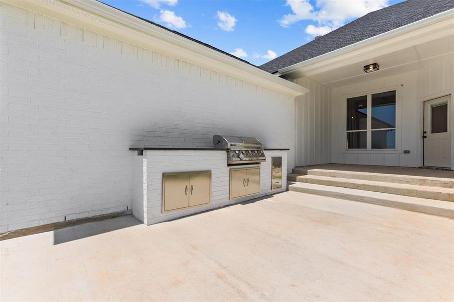 Exterior details and patio area of a home in , Lindale (Image 24).