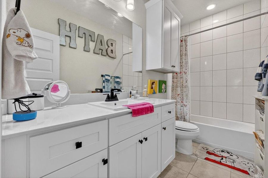 Furnished interior view inside a new home in Oaks of North Grove, Waxahachie (Image 36).