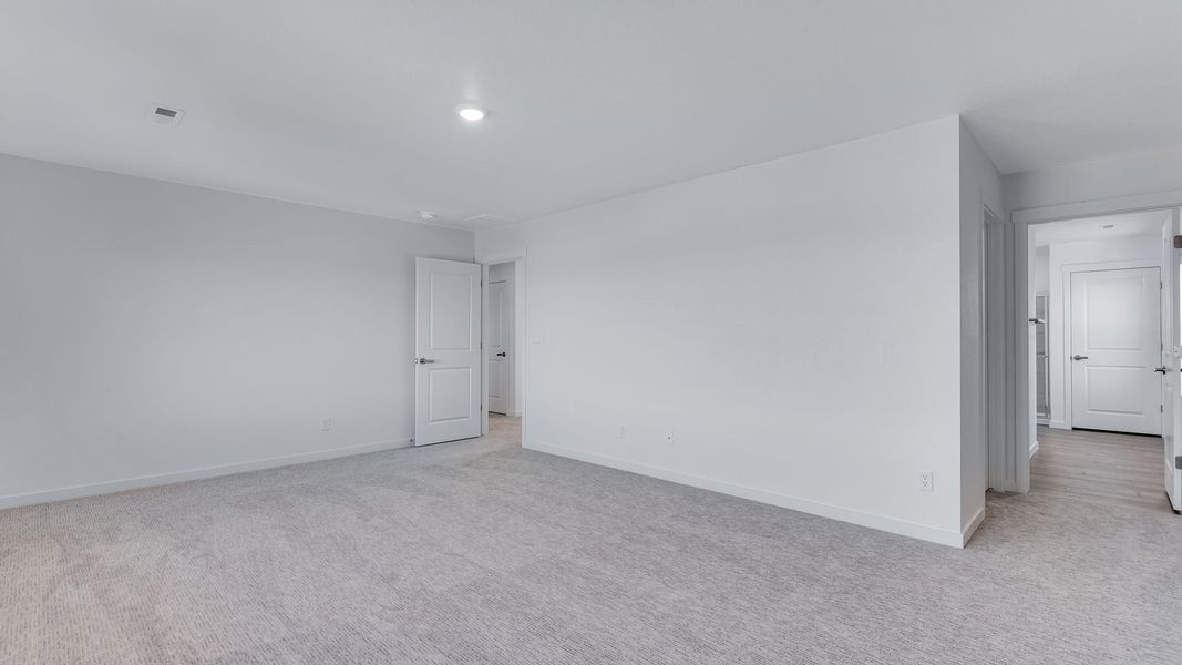 Spacious, unfurnished interior of a new home in Vista Meadows, Fort Lupton (Image 16).