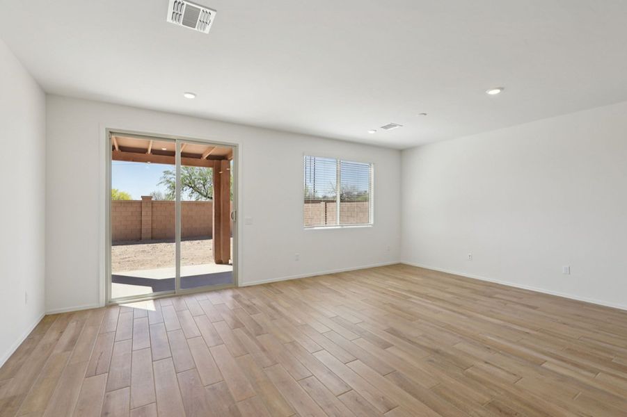 Spacious, unfurnished interior of a new home in Entrada Del Pueblo at Rancho Sahuarita, Sahuarita (Image 5).