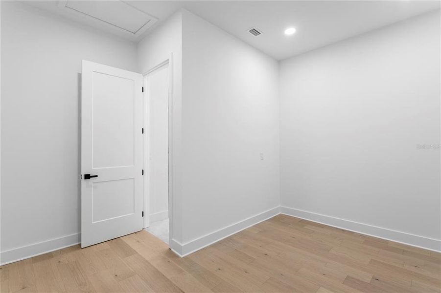 Spacious, unfurnished interior of a new home in , Tampa (Image 24).