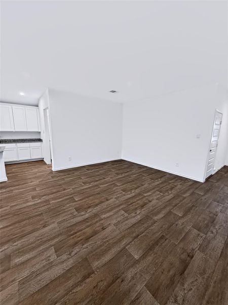 Spacious, unfurnished interior of a new home in Windstone on the Prairie, Richmond (Image 21).