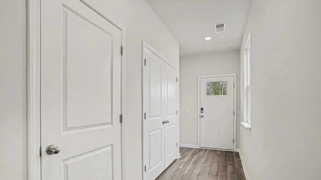 Spacious, unfurnished interior of a new home in Summerville, Darlington (Image 9).