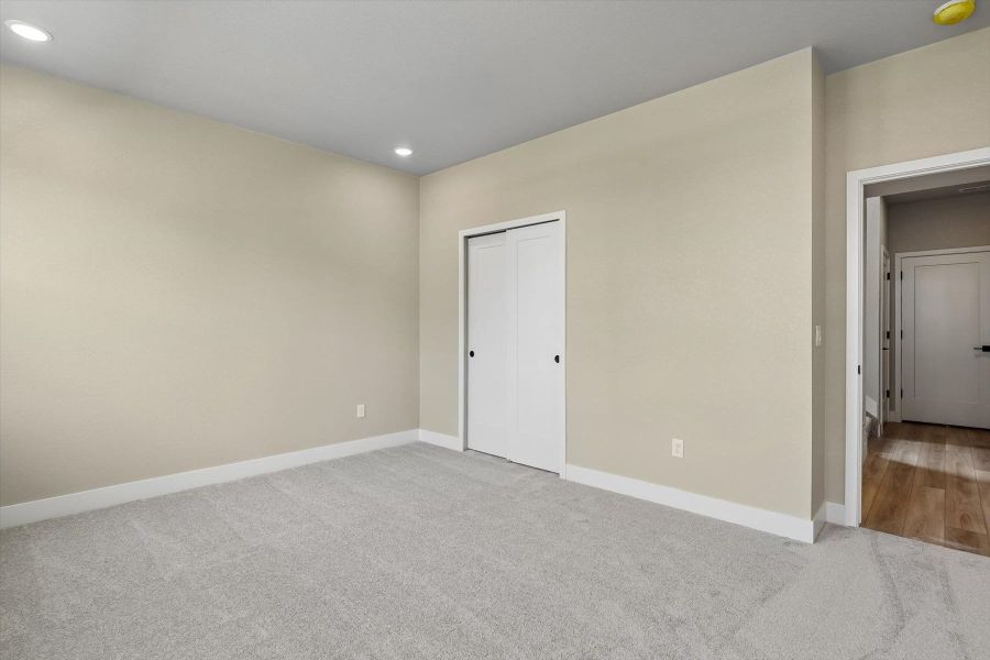Spacious, unfurnished interior of a new home in Pony Park, Colorado Springs (Image 13).