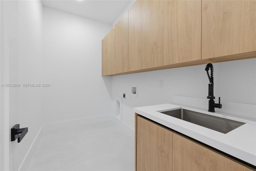 Close-up of interior finishes inside a home in , Cape Coral (Image 37).