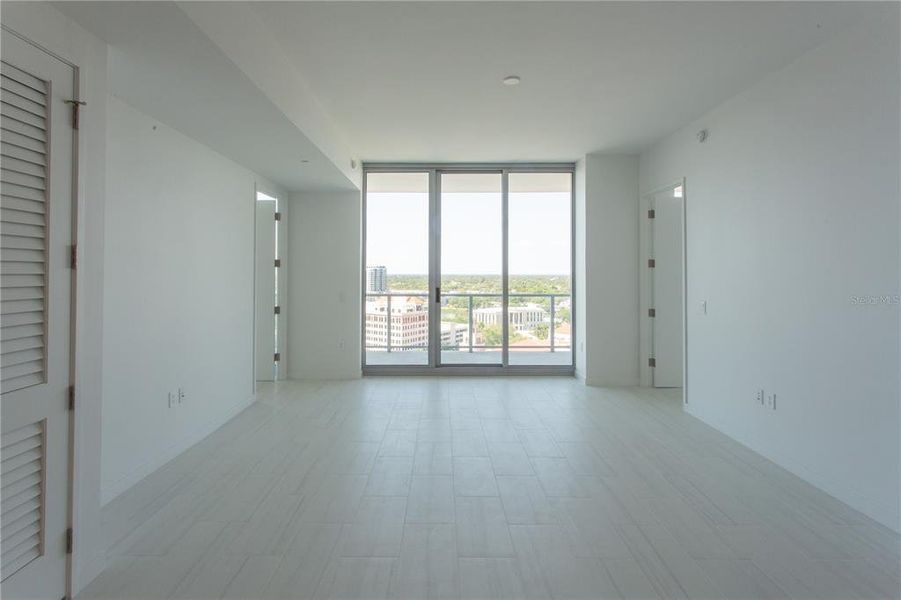 Spacious, unfurnished interior of a new home in , St. Petersburg (Image 12).