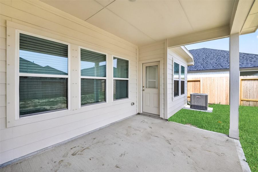 Exterior details and patio area of a home in Rollingbrook Estates, Baytown (Image 31).