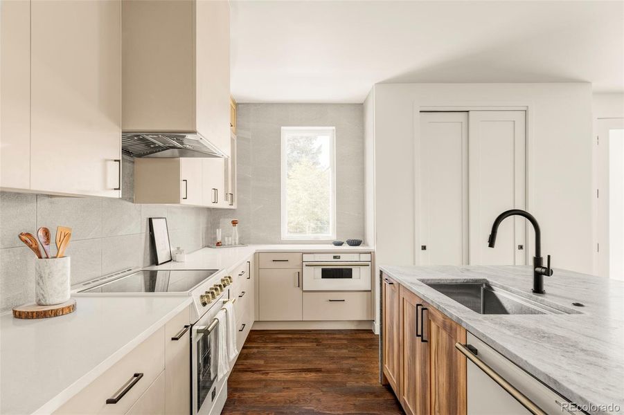 Luxe kitchen - waterfall granite, white/gold appliances, walk-in pantry. Luxe kitchen - waterfall granite, white/gold appliances, walk-in pantry.