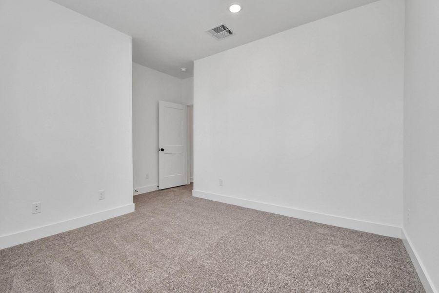 Spacious, unfurnished interior of a new home in Meridiana, Rosharon (Image 21).