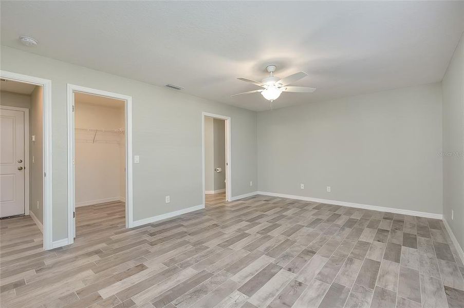 Spacious, unfurnished interior of a new home in , Englewood (Image 39).