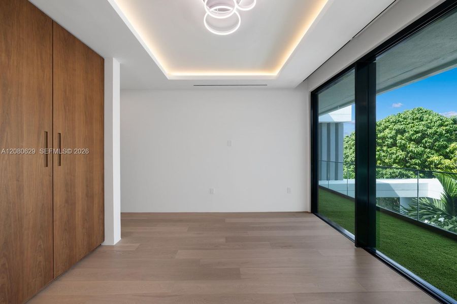 Spacious, unfurnished interior of a new home in , Miami Beach (Image 40).