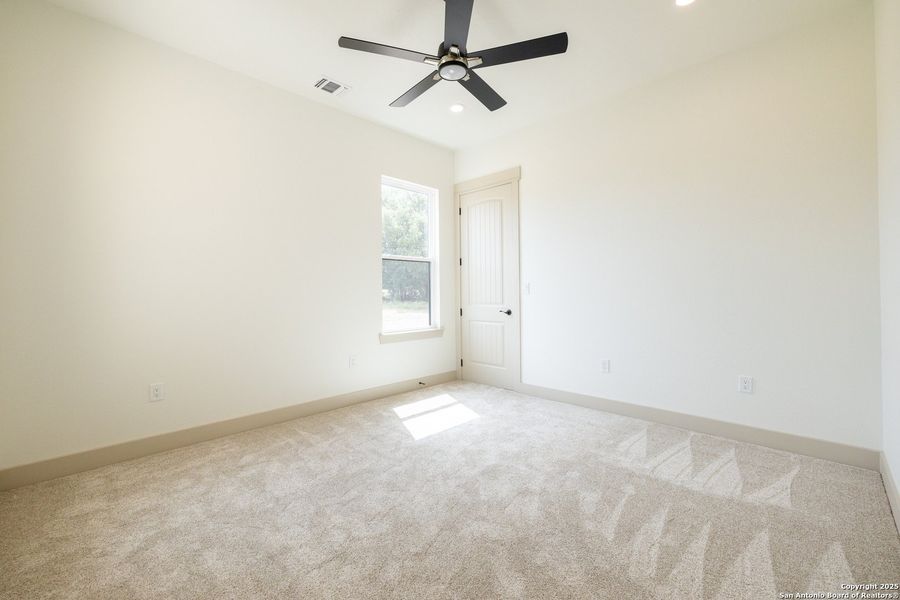 Spacious, unfurnished interior of a new home in , Bandera (Image 21).