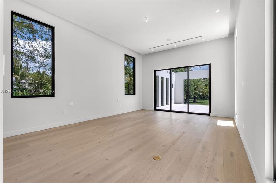 Spacious, unfurnished interior of a new home in , Pinecrest (Image 16).