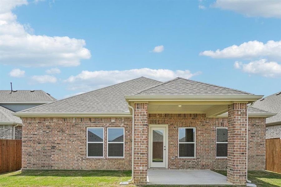 Exterior details and patio area of a home in Lone Oak, Alvarado (Image 3).