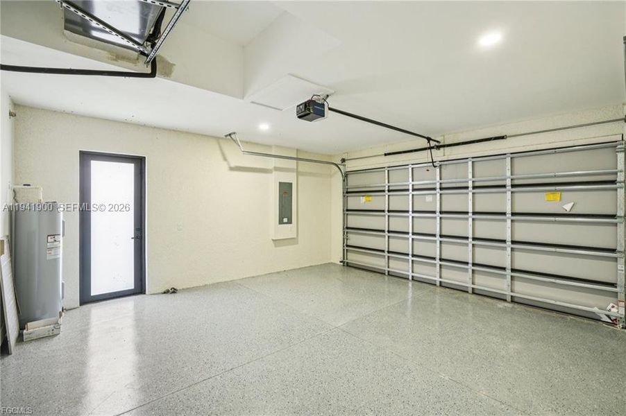 Spacious, unfurnished interior of a new home in , Cape Coral (Image 34).