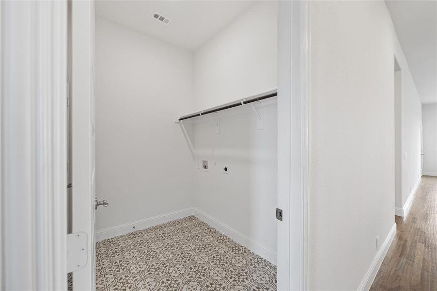 Spacious, unfurnished interior of a new home in Stone River Glen, Royse City (Image 28).