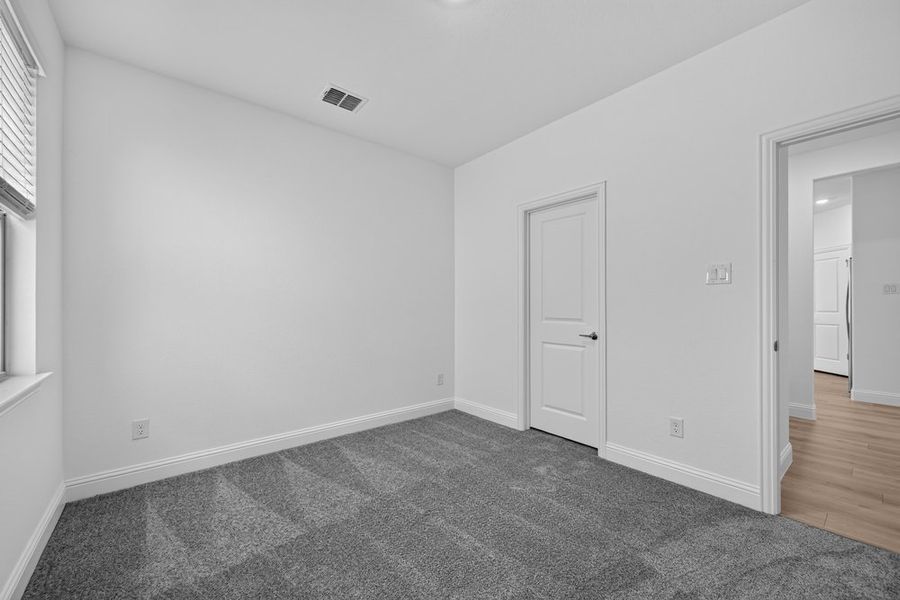 Spacious, unfurnished interior of a new home in Madero 50s, Fort Worth (Image 22).
