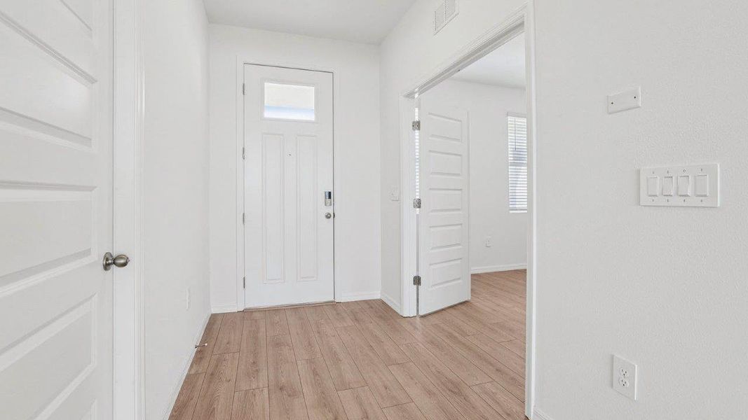 Spacious, unfurnished interior of a new home in Summerlin at Hawthorne Ranch, Lakeland (Image 17).