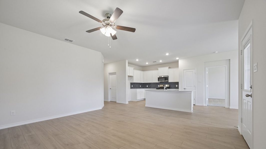 Spacious, unfurnished interior of a new home in Silverado, Aubrey (Image 8).