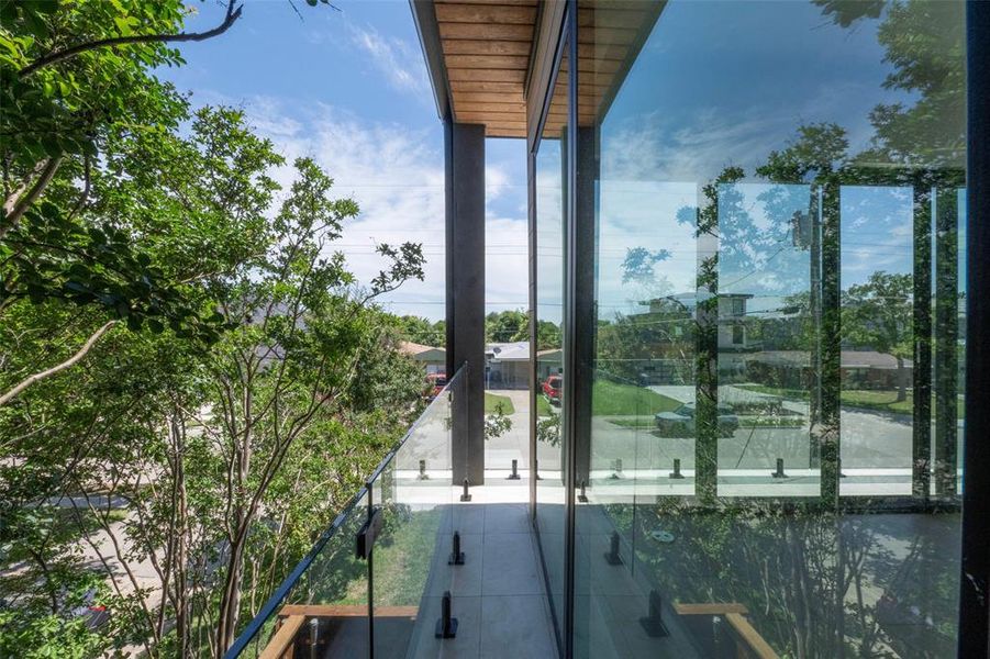 Exterior details and patio area of a home in , Dallas (Image 2).