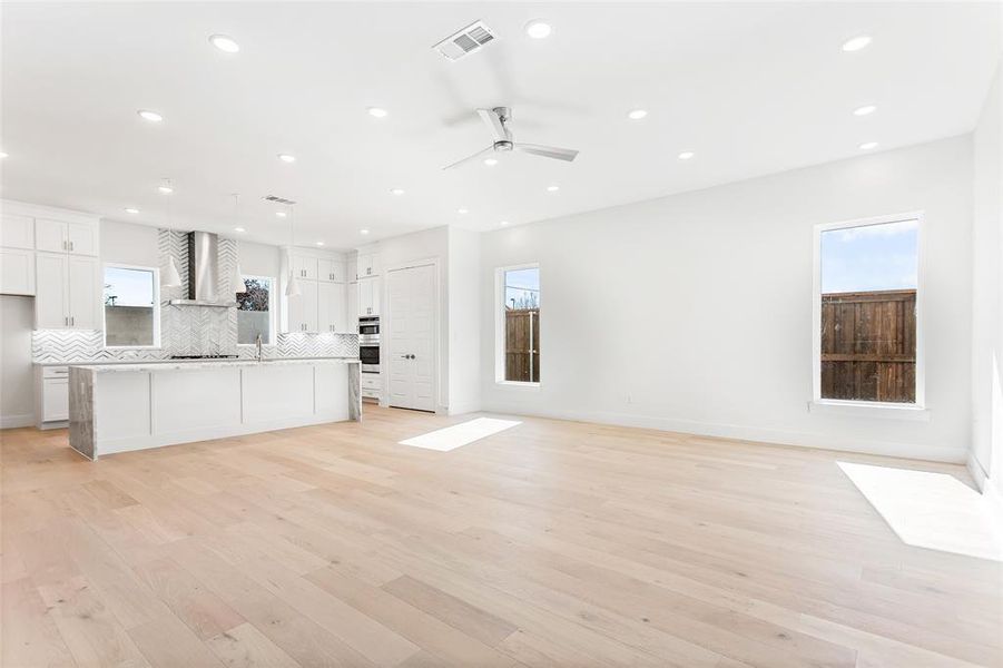 Spacious, unfurnished interior of a new home in , Richardson (Image 17).