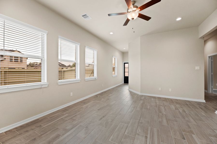 Spacious, unfurnished interior of a new home in Wood Leaf Reserve, Tomball (Image 23).