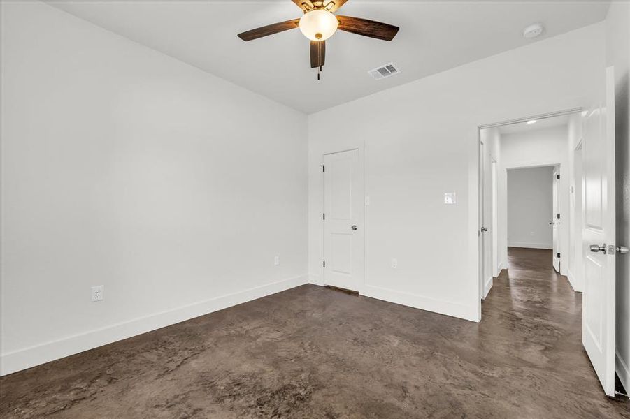 Spacious, unfurnished interior of a new home in , Riesel (Image 26).