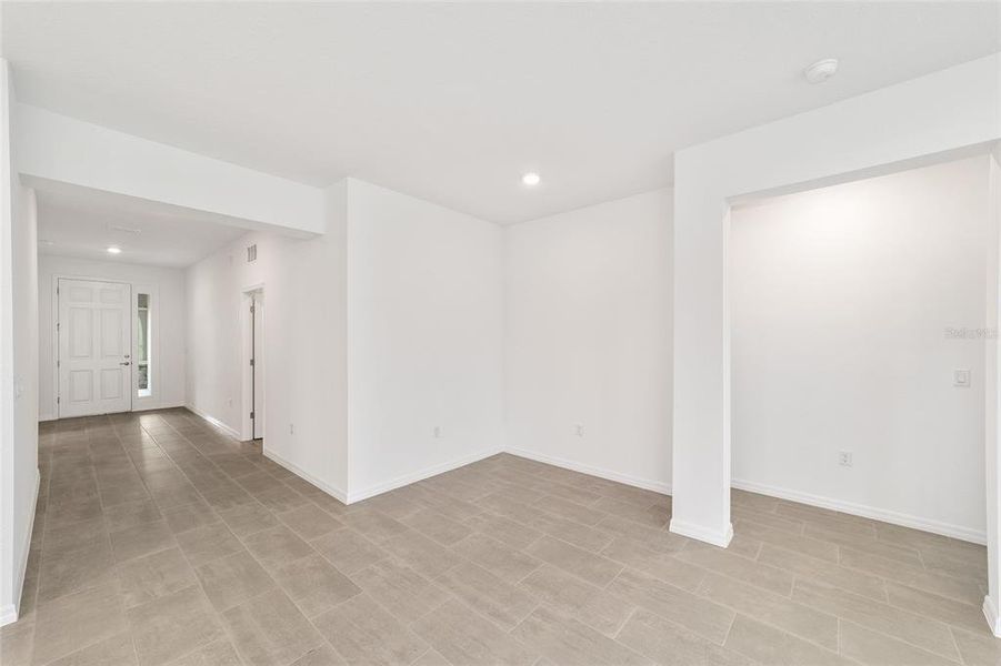 Spacious, unfurnished interior of a new home in , Ocala (Image 27).