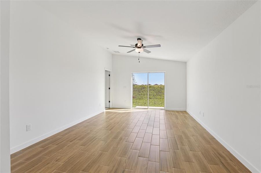 Spacious, unfurnished interior of a new home in Trilby Crossing, Brooksville (Image 5).