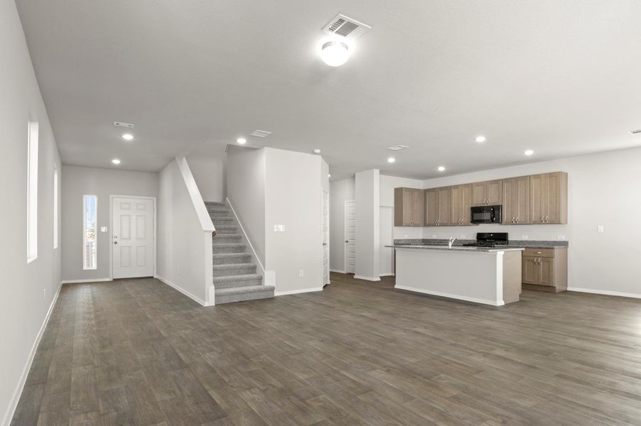 Spacious, unfurnished interior of a new home in Harvest Ridge, Elgin (Image 20).