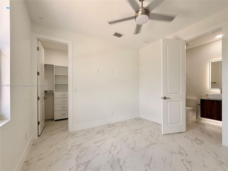Spacious, unfurnished interior of a new home in , Cape Coral (Image 25).